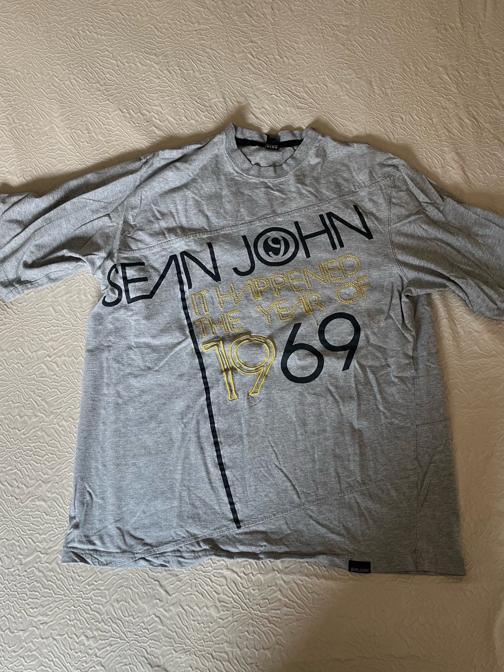 Sean John Gray Tee with Black and Gold Graphic